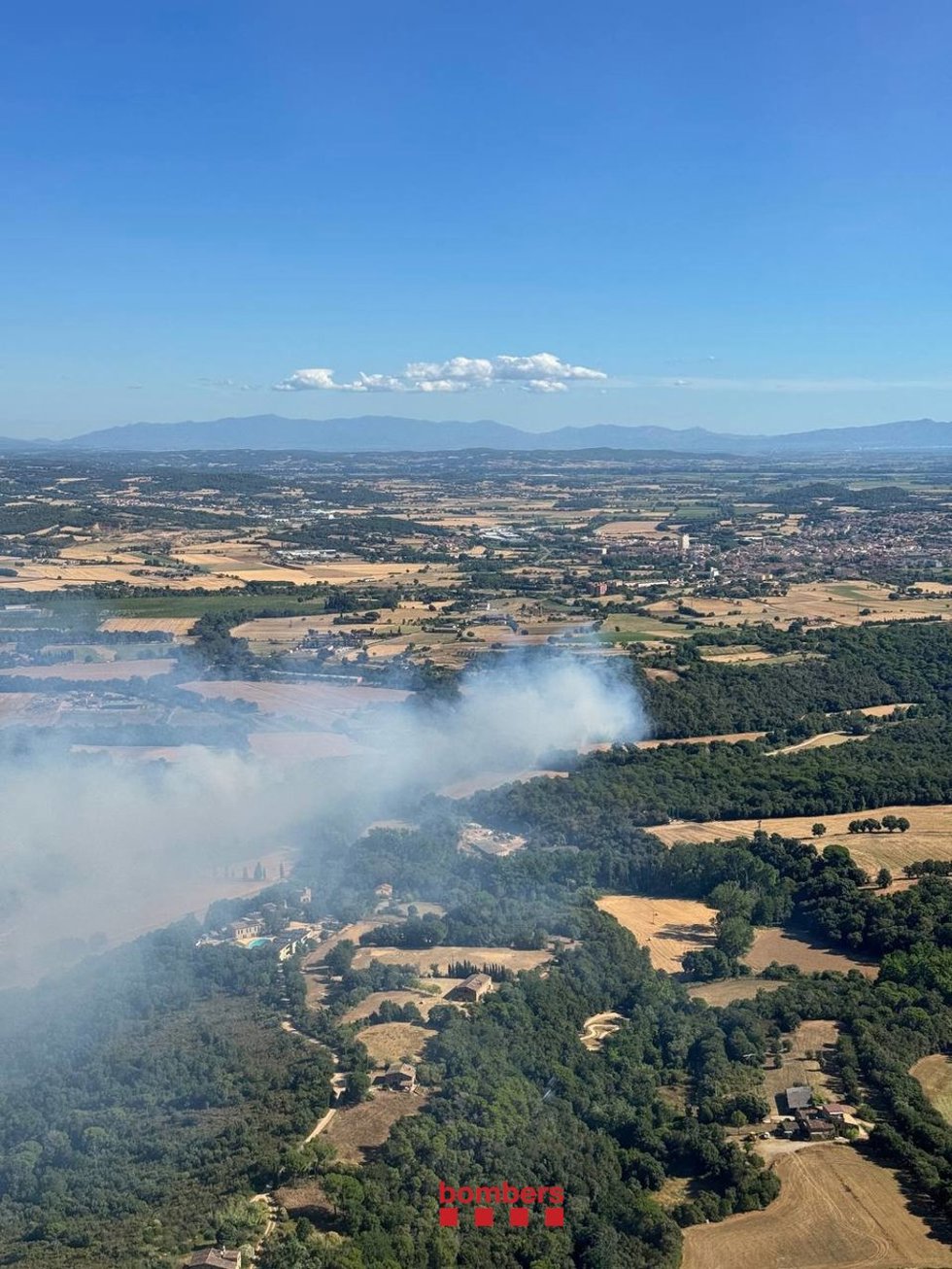 Incendio de vegetación en La Bisbal d'Empordà (Girona)