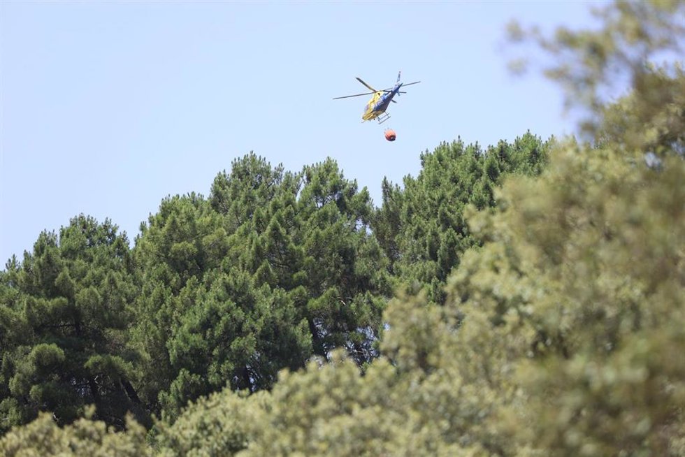 Helicóptero realiza labores de extinción de un Incendio forestal, a 24 de junio de 2026, en San Vicente de Arganza, León, Castilla y León (España). El operativo de extinción moviliza a tres helicópteros e hidroaviones, tres autobombas, dos bulldozers, tre