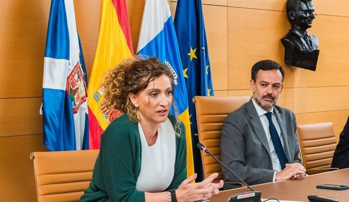 La consejera de Cooperación Municipal, Sonia Hernández, y el vicepresidente insular, Lope Afonso