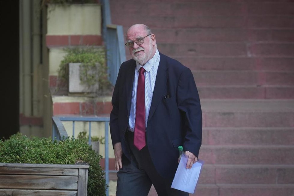 El psiquiatra que atendió en una ocasión al fundador de Mango, Isak Andic, y a su hijo Jonathan Andic, a su llegada este viernes a los Juzgado de Martorell (Barcelona) para declarar como testigo