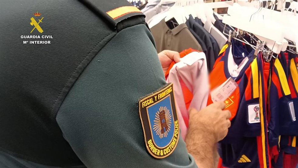Intervenidas en Gran Canaria más de 1.200 equipaciones falsificadas del Mundial 2026 valoradas en 97.000 euros