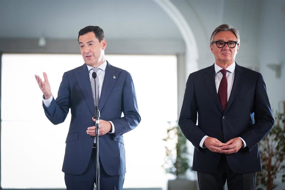 El presidente en funciones de la Junta y candidato del PP-A a la reelección, Juanma Moreno (i), junto al portavoz del grupo parlamentario Vox en Andalucía, Manuel Gavira (d), atiende a los medios tras suscribir el 'Acuerdo de Gobierno y Estabilidad para A