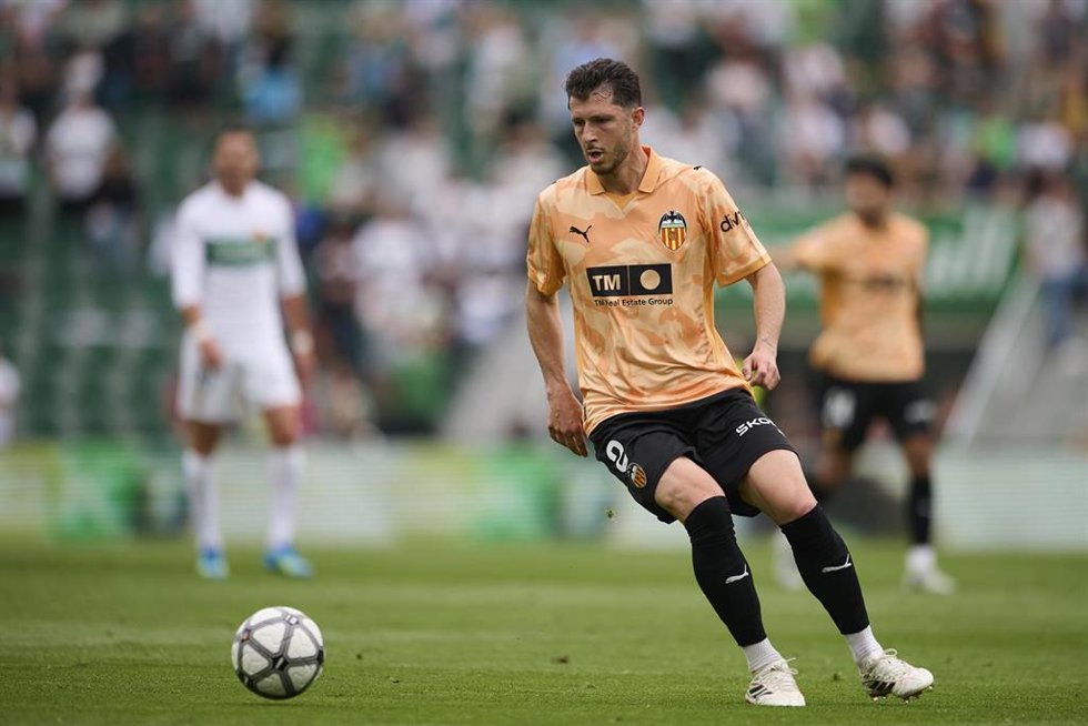 Archivo - El futbolista argentino Guido Rodríguez jugando el partido Valencia - Elche en el estadio Martínez Valero.
