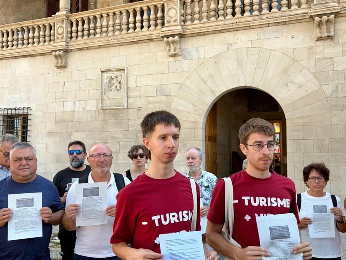 Plataforma contra el turismo exige al Govern prohibir alquileres vacacionales y reducir las plazas turísticas.