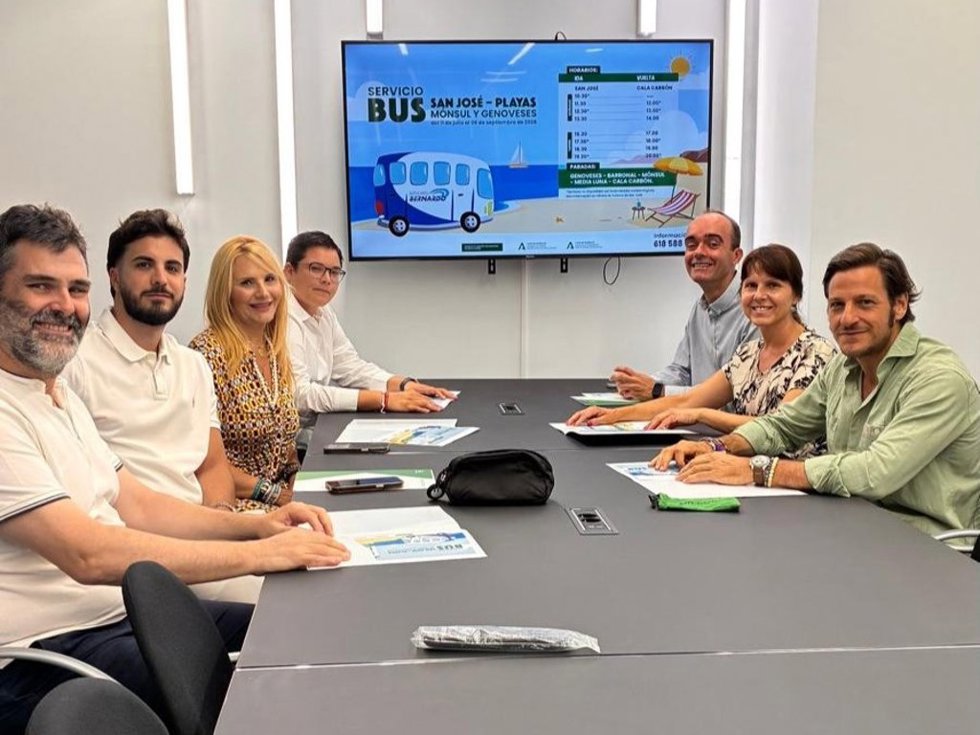 Reunión del Consorcio Metropolitano de Transportes para activar el bus lanzadera a las playas de acceso restringido de Cabo de Gata.