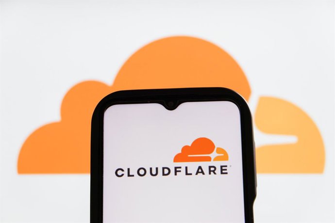 Archivo - Arquivo - 19 de novembro de 2025, Indonésia: Nesta ilustração fotográfica, o logotipo da Cloudflare é exibido em um smartphone.