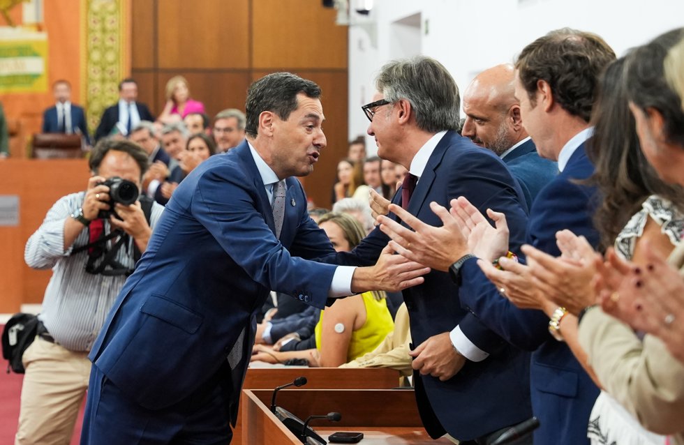 El presidente en funciones de la Junta y candidato del PP-A a la reelección, Juanma Moreno (i), saluda al portavoz del grupo parlamentario Vox en Andalucía, Manuel Gavira(d), tras lograr ser investido como jefe del Ejecutivo andaluz en la XIII 