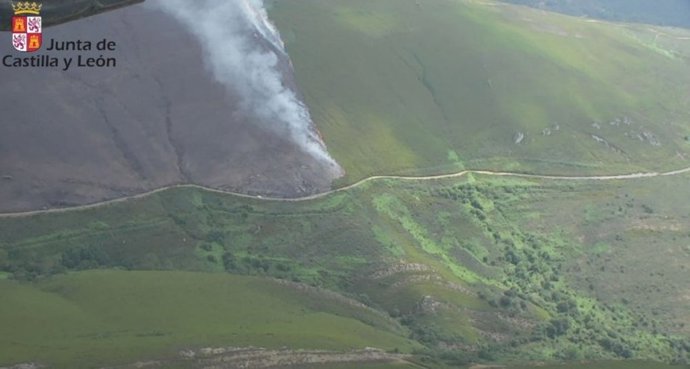 Imagen del incendio en Pradela (León) cuando estaba activo.