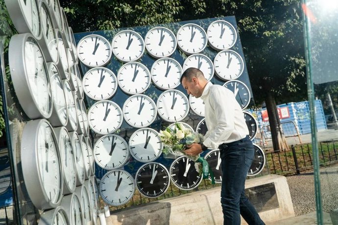 El presidente de la Diputació de València y del PP en esta provincia, Vicent Mompó, ha depositado a primera hora de la mañana un ramo de flores en el monumento en recuerdo de las víctimas del accidente de metro de València del 3 de julio de 2006