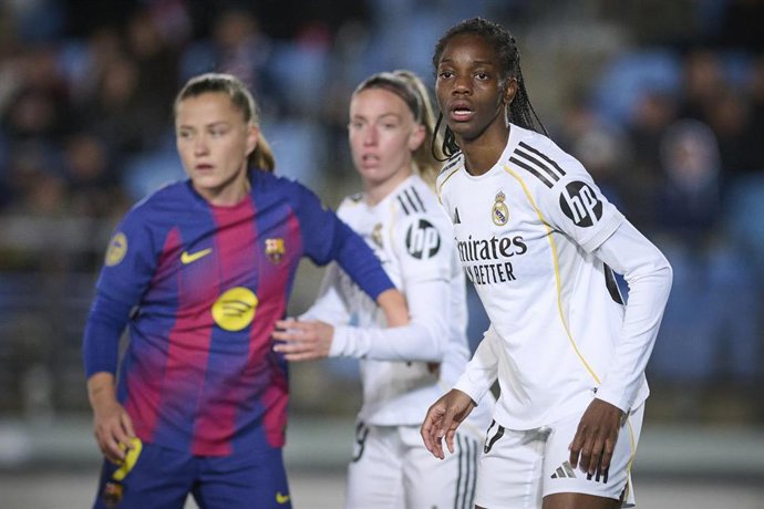 Archivo - La futbolista del FC Barcelona Claudia Pina (izq) y la del Real Madrid CF Naomie Feller, durante un encuentro de la Liga F Moeve 2025-26. 