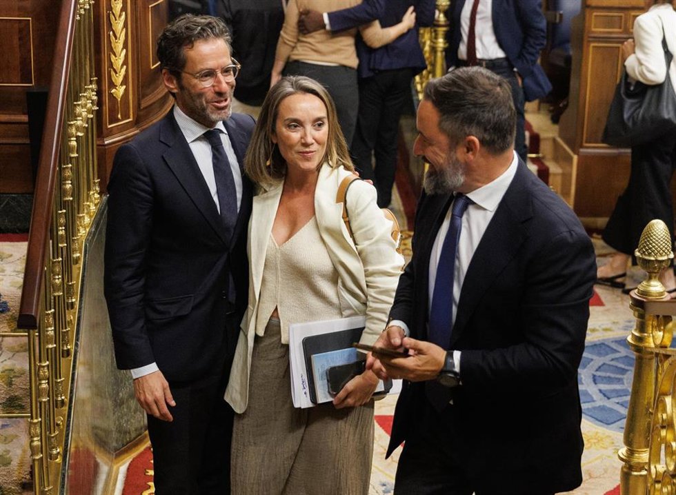 Archivo - (I-D) El vicesecretario de Cultura y Sociedad Abierta del Partido Popular y diputado, Borja Sémper; la portavoz del PP en el Congreso, Cuca Gamarra y el líder de VOX, Santiago Abascal, salen de una sesión plenaria, en el Congreso de los Diputado