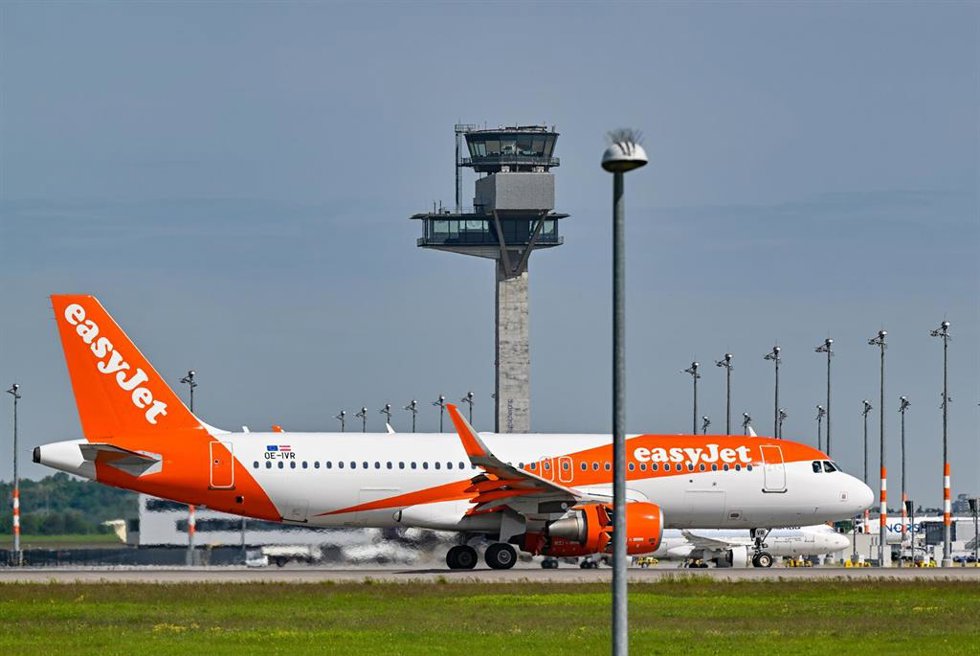 Archivo - FILED - 08 May 2024, Brandenburg, Schönefeld: An Easyjet aircraft taxis at Berlin Brandenburg Airport BER. Photo: Patrick Pleul/dpa