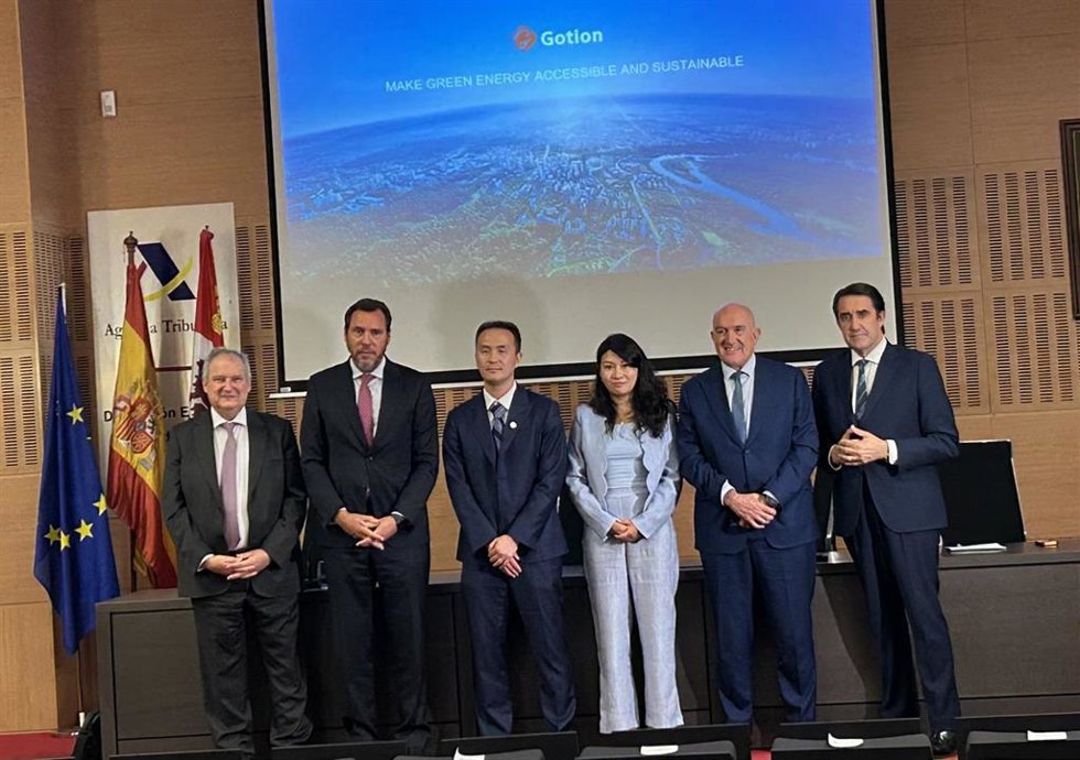 De izquierda a derecha los ministros Jordi Hereu y Óscar Puente, los directivos de Gotion, el alcalde de Valladolid, Jesús Julio Carnero; y el consejero de Industria, Universidades, Empleo y Comercio, Jesús Julio Carnero.