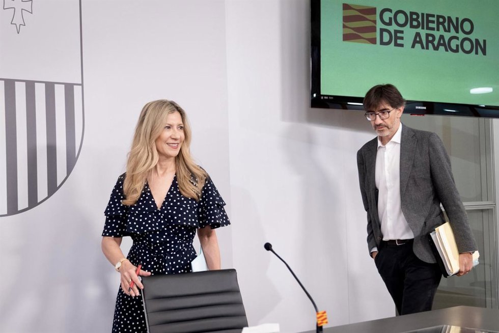 La vicepresidenta y consejera de Presidencia, Justicia y Cultura del Gobierno de Aragón, Mar Vaquero, y el director general de Servicios Jurídicos,  Juan Pérez Mas.