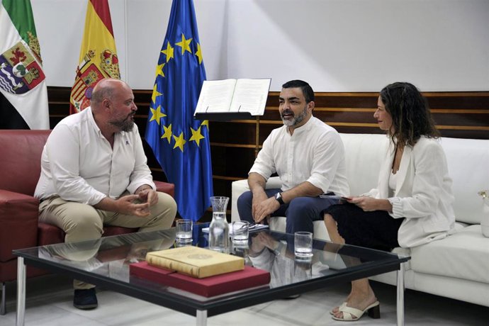 El presidente de la Asamblea de Extremadura recibe a representantes de USO Extremadura