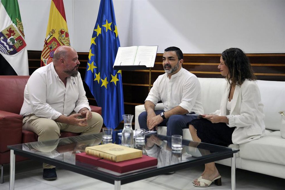 El presidente de la Asamblea de Extremadura recibe a representantes de USO Extremadura