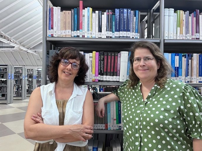 Isabel María Pérez Luque, responsable de Automatización de la Biblioteca de la Universidad Pablo de Olavide, y Miriam Roncero Bazarra, responsable de Formación e Información de la Biblioteca de la UPO, directoras del curso 'Biblioteca en juego'.