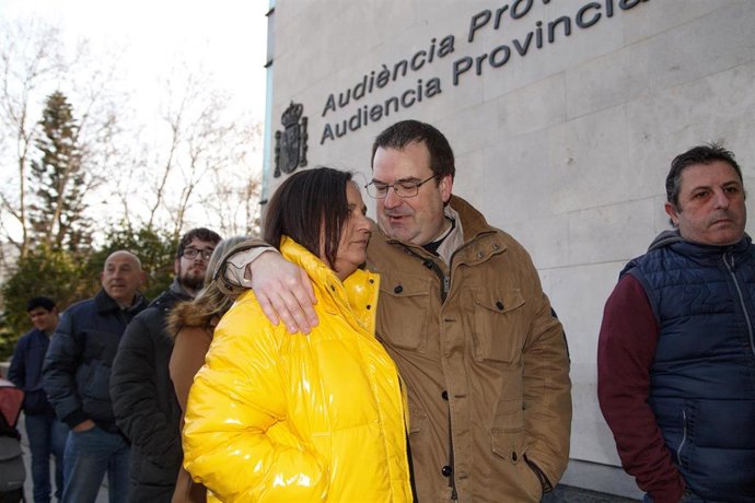 Archivo - Familiares de las víctimas del accidente en el Metro de Valencia de 2006, en el que murieron 43 personas y otras 47 resultaron heridas, a su llegada a la Ciudad de la Juticia de Valencia, donde se iba a celebrar el juicio