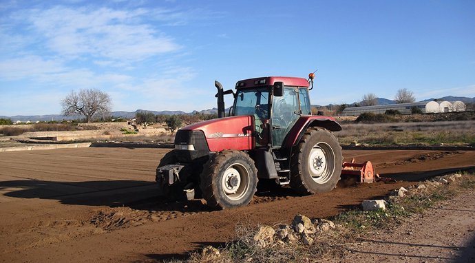 Archivo - Tractor trabajando en el campo.