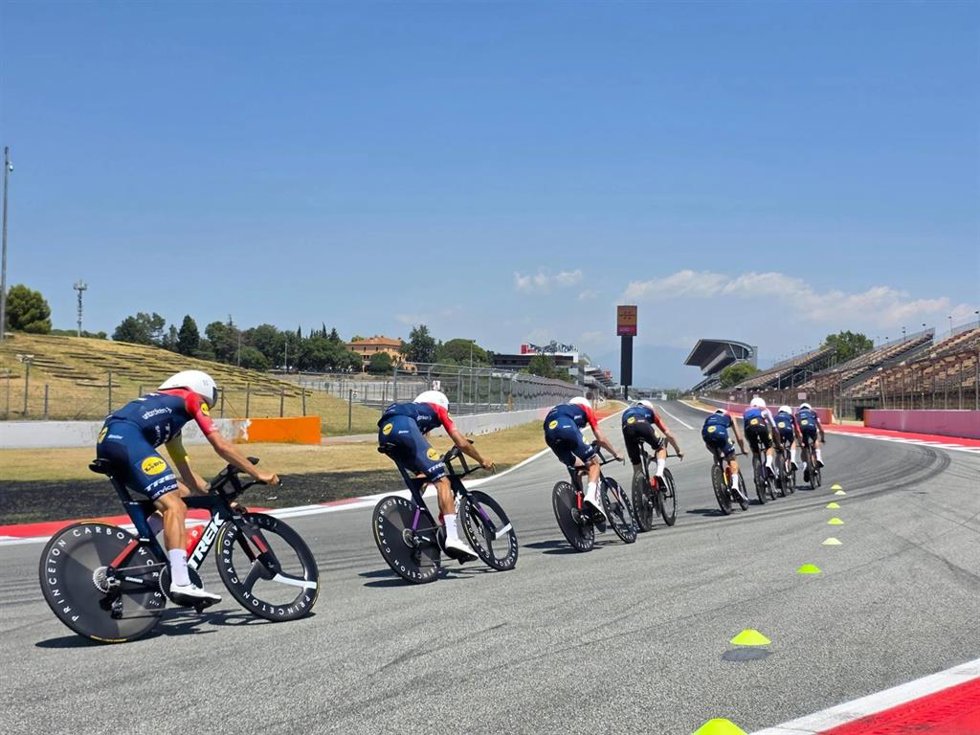 El equipo Lidl-Trek simula una contrarreloj por equipos en el Circuit de Barcelona-Catalunya antes del Tour de Francia 2026