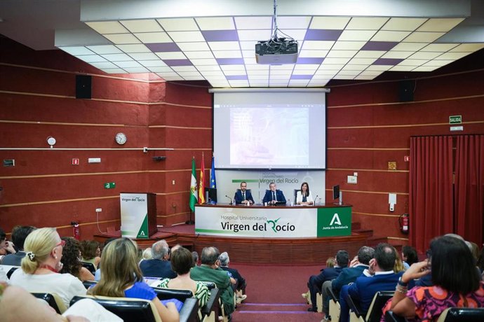 El consejero en funciones de Sanidad, Presidencia y Emergencias, Antonio Sanz (c), interviene en la presentación de la Estrategia de Investigación e Innovación en Salud de Andalucía (EIISA). A 3 de julio de 2026 en Sevilla (Andalucía, España).