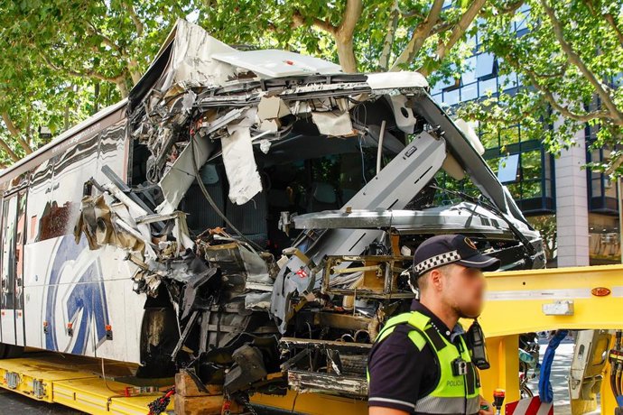 Una grúa retira el autocar accidentado, a 1 de julio de 2026, en Lleida, Catalunya (España) 