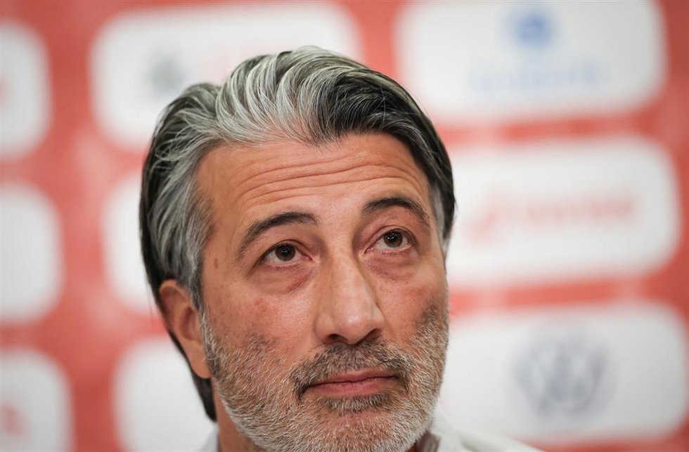 Archivo - El seleccionador de Suiza, Murat Yakin, en rueda de prensa. 