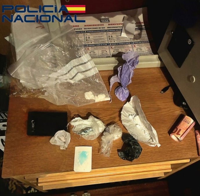 Imagen de la droga y efectos intervenidos en el registro de la habitación en la que se alojaba el detenido