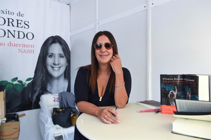 Archivo - La escritora Dolores Redondo firma libros durante la 84ª Feria del Libro de Madrid, en el parque del Retiro, a 31 de mayo de 2025, en Madrid (España).