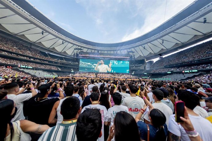 El cantante puertorriqueño Bad Bunny actúa en el estadio del Atlético de Madrid Riyadh Air Metropolitano en Madrid en su gira por España .