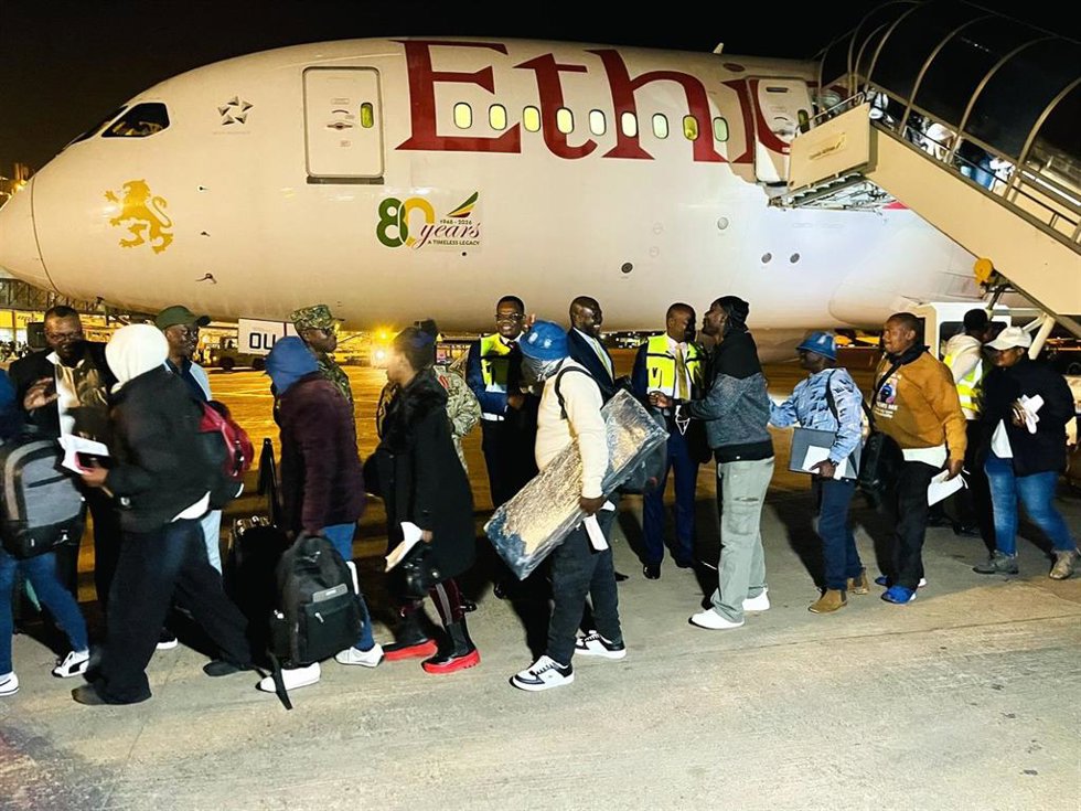 Ugandeses repatriados de Sudáfrica llegan al aeropuerto internacional de Entebbe a 3 de julio de 2026