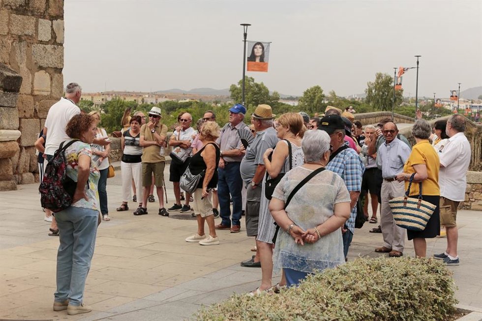 Archivo - Turistas en Mérida