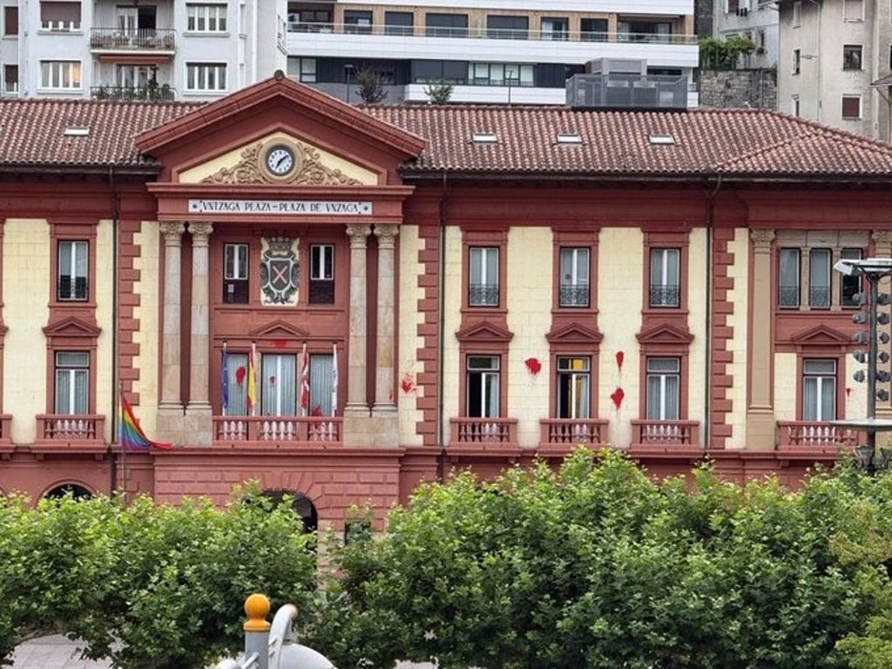 Atacan con pintura roja la fachada del Ayuntamiento de Eibar (Gipuzkoa)