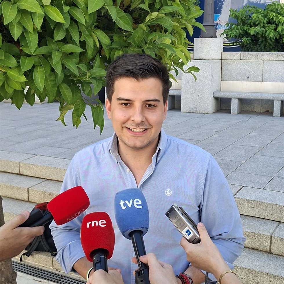 El portavoz de Juventud del Grupo Socialista en la Asamblea de Extremadura, Aitor Vaquerizo, en declaraciones a los medios