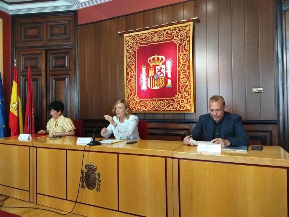 La delegada del Gobierno en Navarra, Alicia Echeverría; la consejera de Interior, Función Pública y Justicia del Ejecutivo foral, Inma Jurío; y el concejal delegado de Seguridad y Convivencia Ciudadana del Ayuntamiento de Pamplona, Endika Alonso