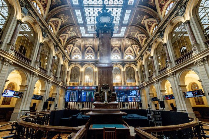 Archivo - Interior del Palacio de la Bolsa de Madrid, a 20 de marzo de 2026, en Madrid (España). El Ibex 35 cierra la semana por debajo de los 17.000 puntos, en una jornada marcada, de nuevo, por los precios del petróleo y la evolución del conflicto en Or