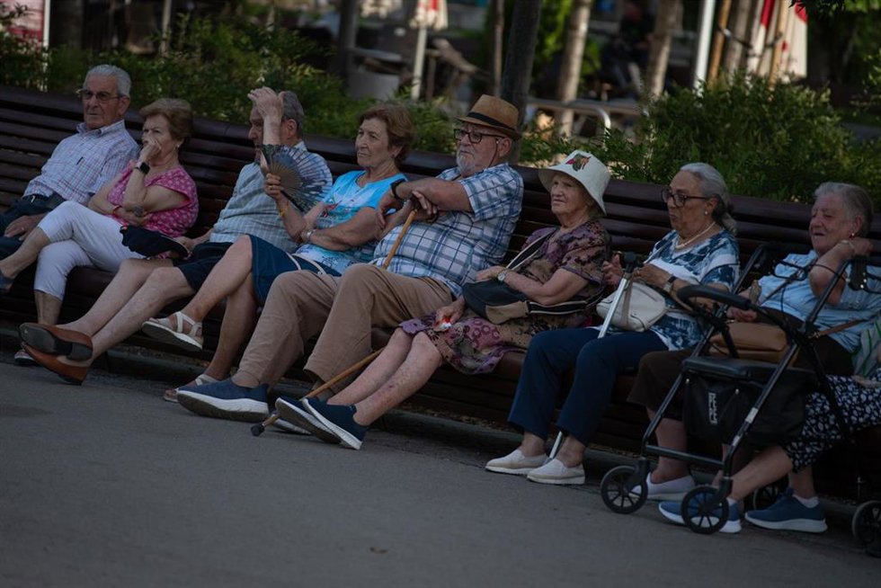 Archivo.- Varias personas sentadas a la sombra, en Madrid Río