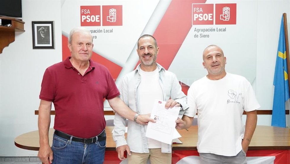 El alcalde de Siero, Ángel García, junto a  Luis Blanco, secretario general del PSOE Siero, y José Méndez, secretario de Acción Electoral de la agrupación.
