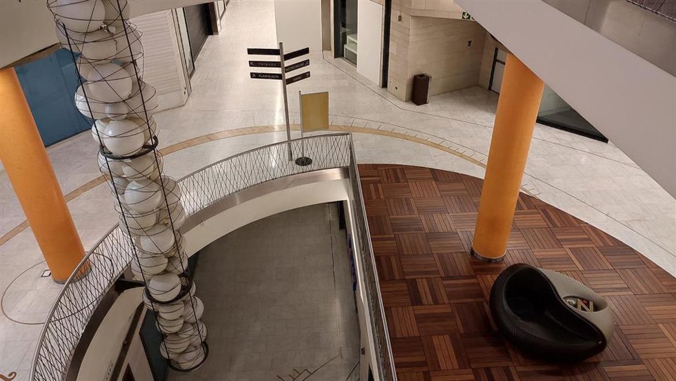 Archivo - Interior de la galería comercial del edificio Calatrava en Oviedo, cerrada desde 2019 y recientemente adquirida por el Ayuntamiento.