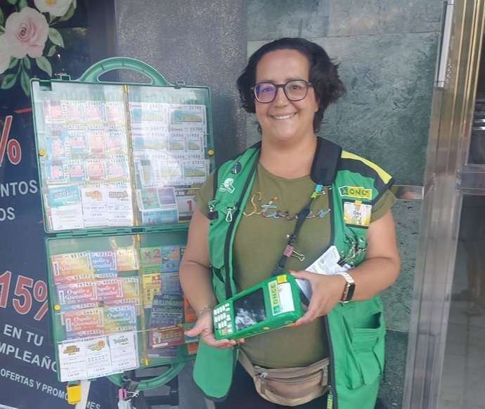 La vendedora de la ONCE Rosario Tornay, que vendió un cupón premiado con 500.000 euro en Estepona.