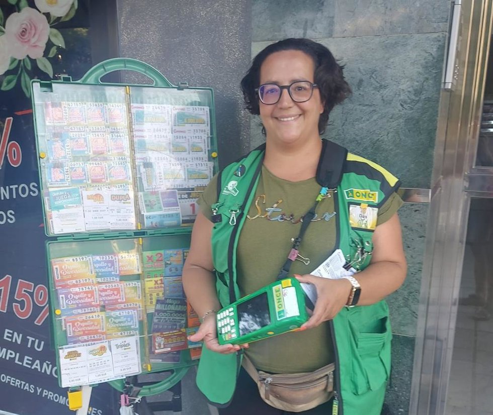 La vendedora de la ONCE Rosario Tornay, que vendió un cupón premiado con 500.000 euro en Estepona.