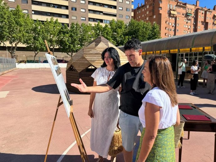 La consejera de Educación Carmen Susín, junto con la alcaldesa de Huesca, Lorena Orduna y el director del CEIP Alcoraz, Jorge Coloma.