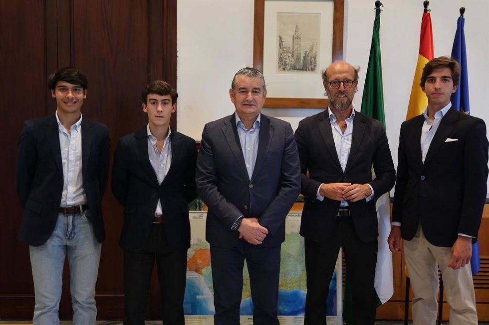 El consejero de Sanidad, Presidencia y Emergencias en funciones, Antonio Sanz, presenta, junto al director general de la Fundación del Toro de Lidia, Borja Cardelús, el cartel de la gran final en Málaga del Circuito de Novilladas de Andalucía.