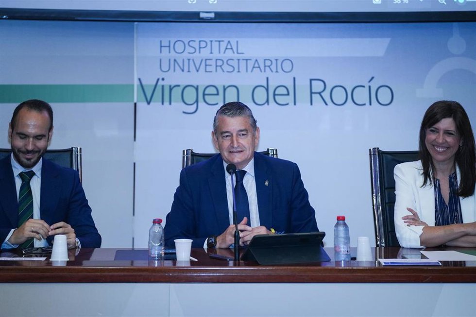 El consejero en funciones de Sanidad, Presidencia y Emergencias, Antonio Sanz (c), interviene en la presentación de la Estrategia de Investigación e Innovación en Salud de Andalucía (EIISA).  