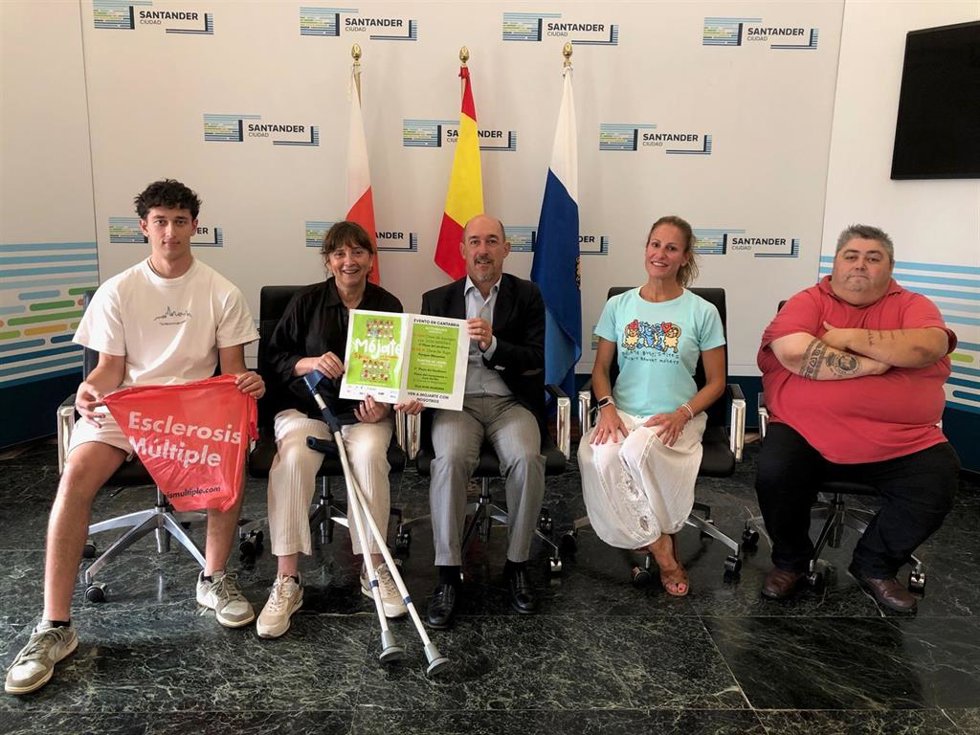 Presentación en Santander de la campaña 'Mójate por la esclerosis múltiple' para apoyar la labor de ACDEM