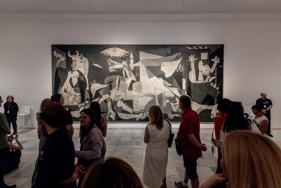 Archivo - Varias personas contemplan el 'Guernica' de Pablo Picasso en el Museo Reina Sofía