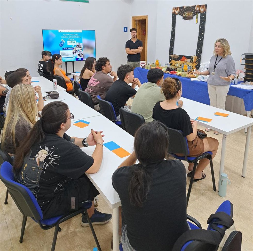 La delegada territorial de Empleo, Empresa y Trabajo Autónomo de la Junta de Andalucía en Málaga, Carmen Sánchez Sierra, participa en un acto organizado por la Asociación DYAR.