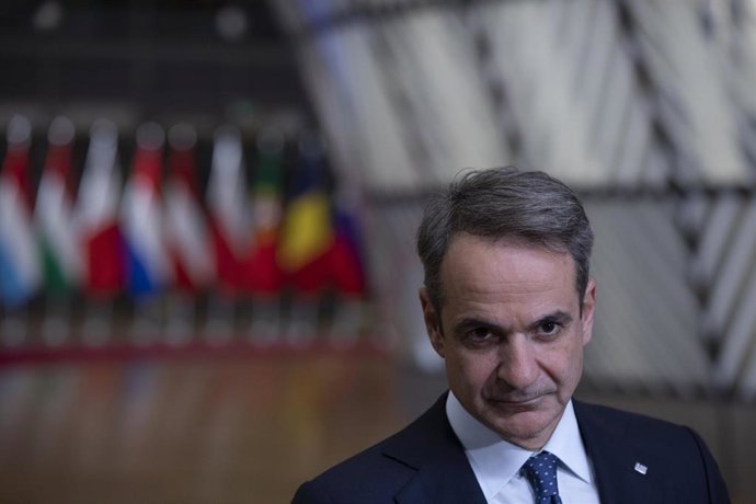 Archivo - El primer ministro griego, Kyriakos Mitsotakis, atiende a la prensa en una reciente cumbre europea.