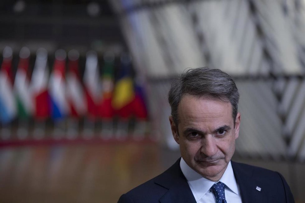 Archivo - El primer ministro griego, Kyriakos Mitsotakis, atiende a la prensa en una reciente cumbre europea.