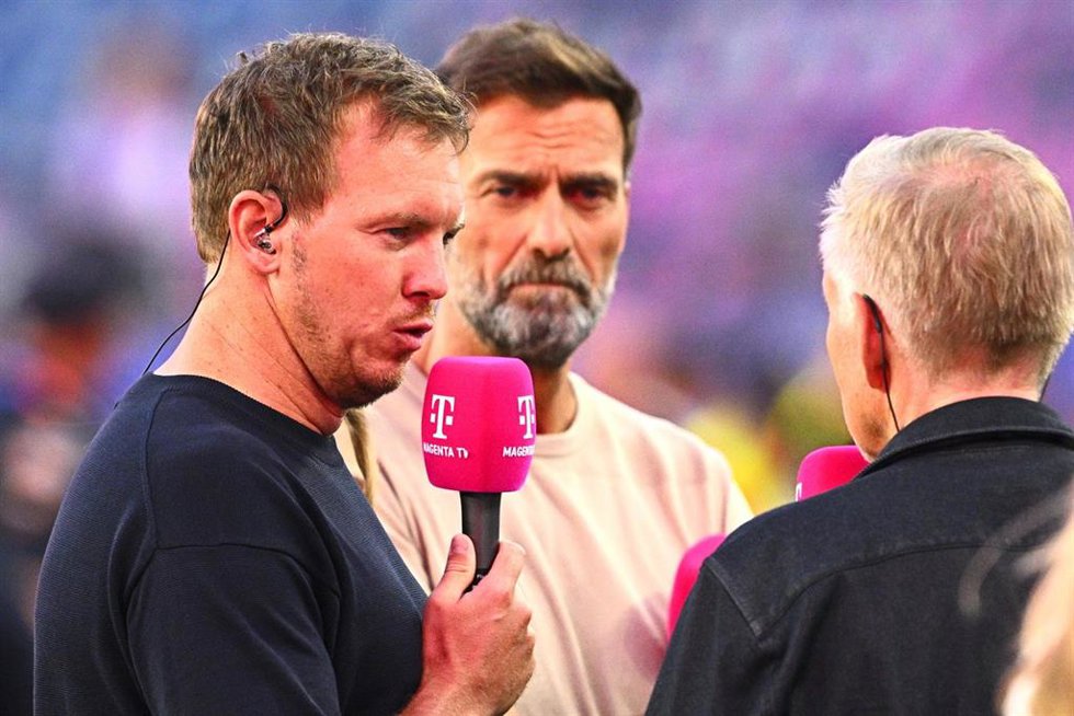 El técnico alemán Julian Nagelsmann (izq), en una entrevista en televisión, junto a Jürgen Klopp (centro).
